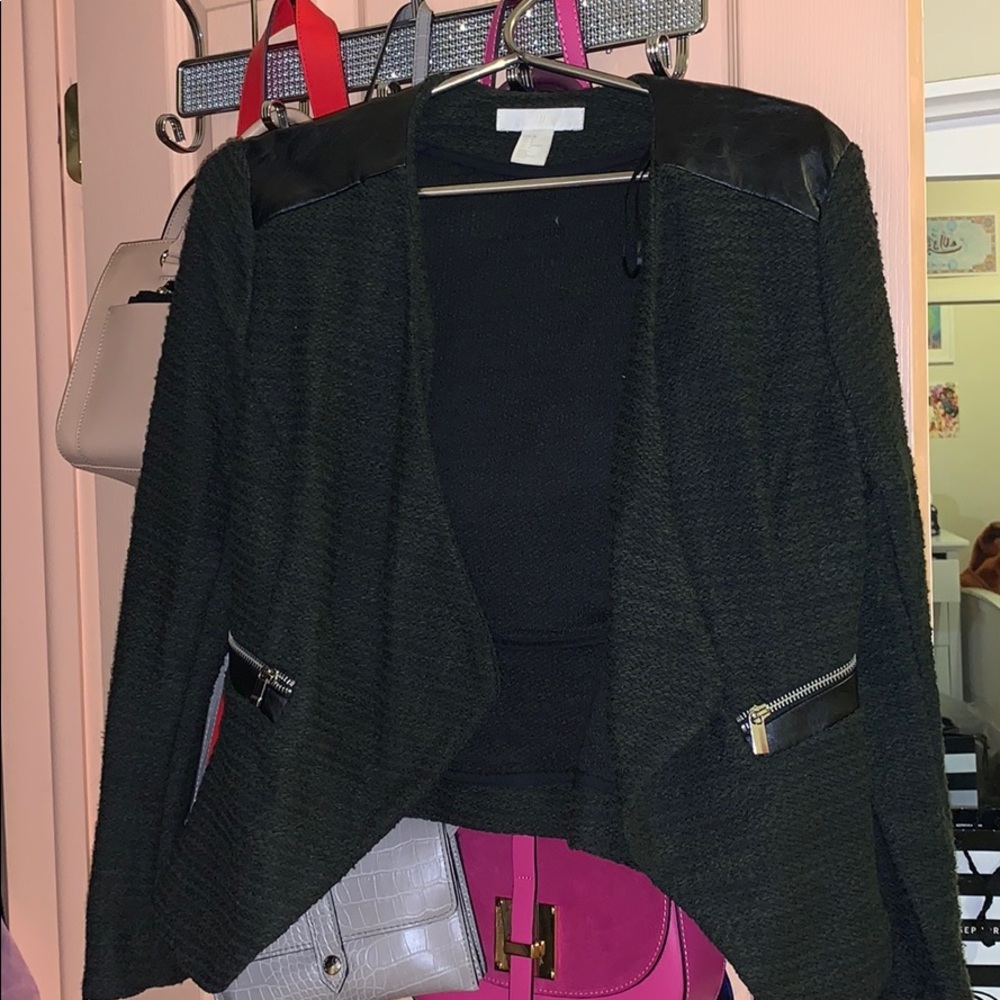 Forestgreen cardigan w/ leather details shoulders